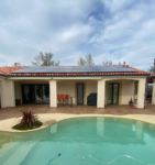 panneaux solaires sur maison avec piscine