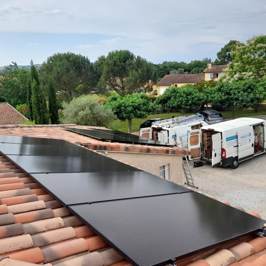 Installateur Viaréno avec leur camion qui terminent l'installation de panneaux photovoltaïques à Toulouse