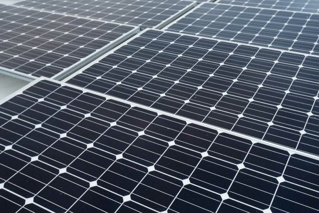 cellules photovoltaïques d'un panneau solaire full black