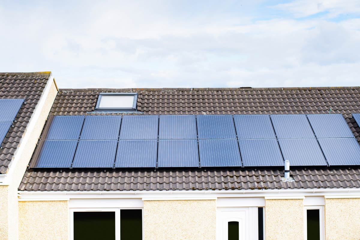 Panneaux photovoltaïques posés sur une maison classique