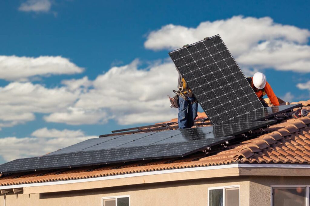 Mise en place d'un panneau photovoltaïque sur le toit